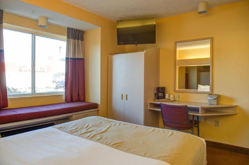 Microtel Inn & Suites By Wyndham Tifton Bagian luar foto